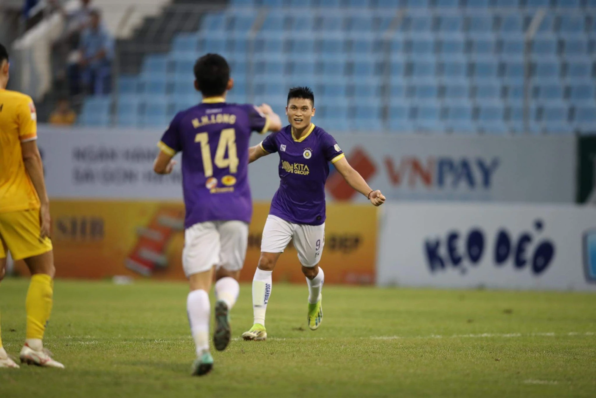 V-League: CLB Hà Nội trở lại cuộc đua vô địch, HAGL vẫn nguy cơ phải đá play-off