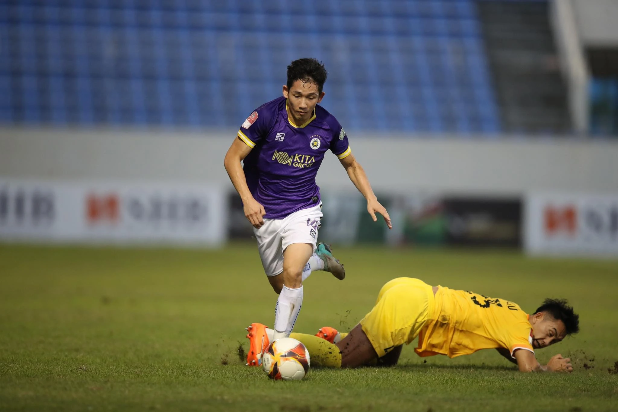 V-League: CLB Hà Nội trở lại cuộc đua vô địch, HAGL vẫn nguy cơ phải đá play-off