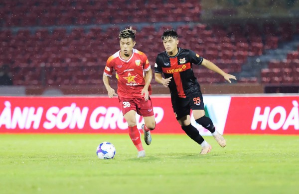 V-League: Cầu thủ trẻ bị ngoại binh chiếm đất