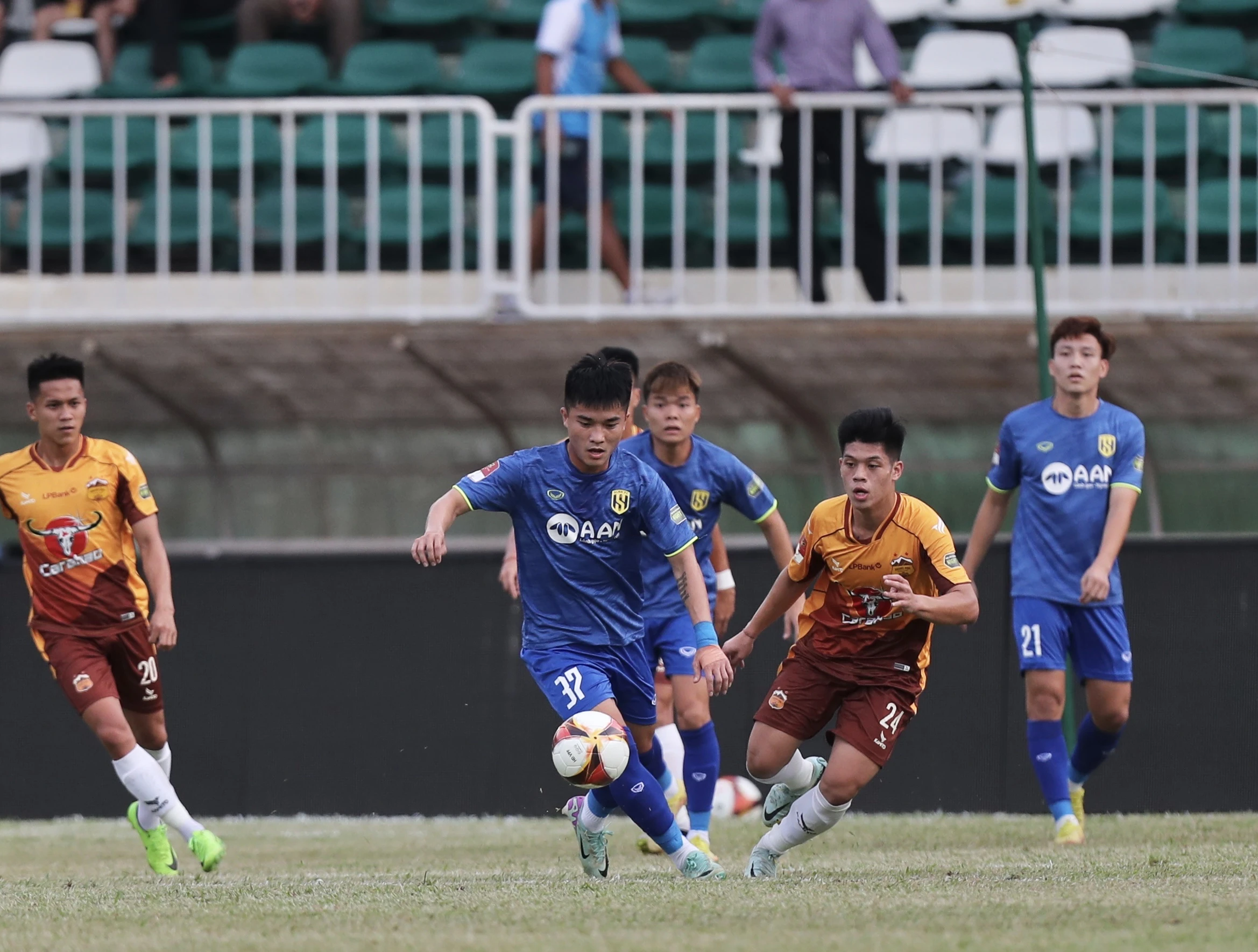 V-League: Rơi vào cảnh rất ngặt nghèo, SLNA bắt buộc phải thay 'tướng' trẻ