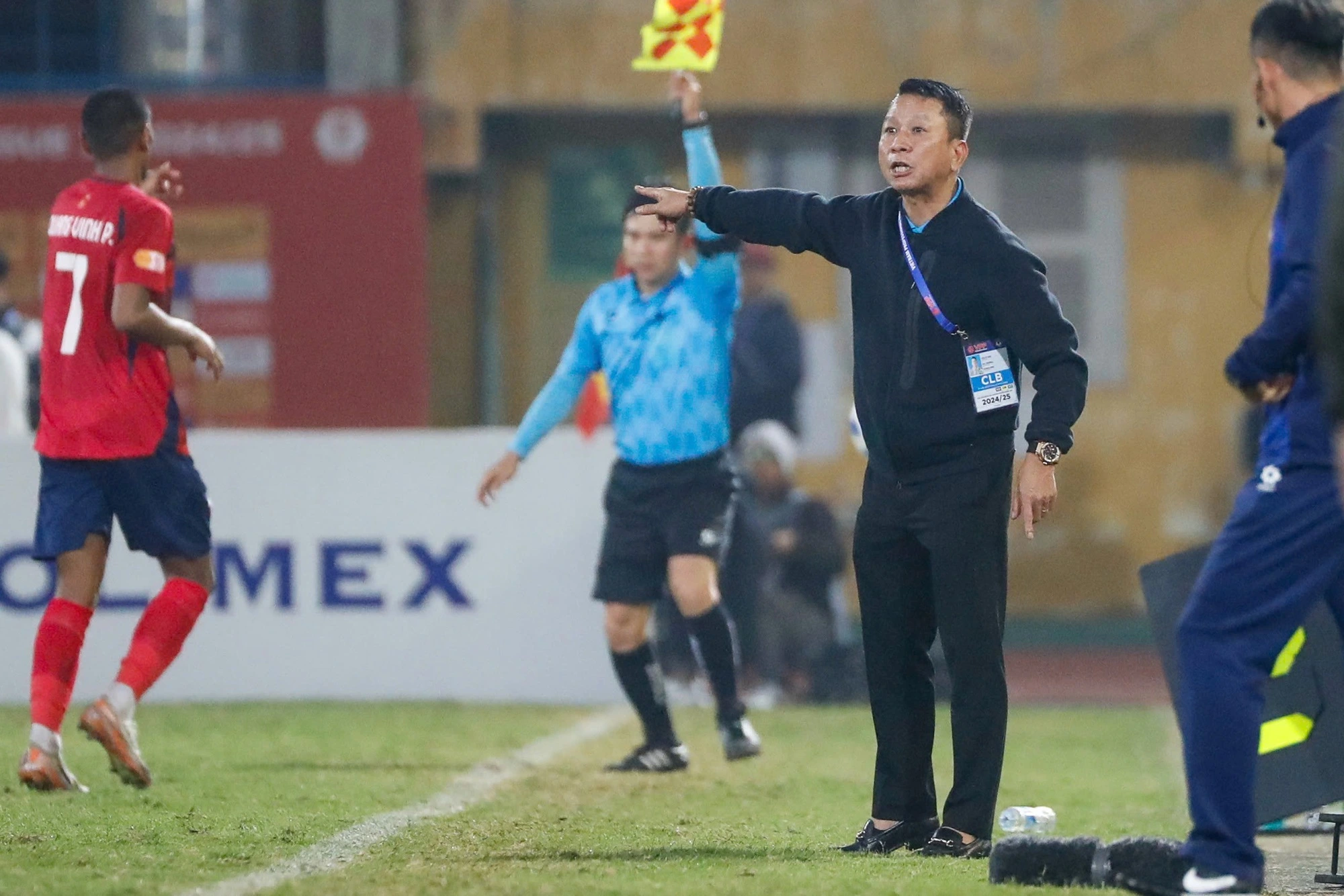 V-League đang rất hay, các HLV đừng phá nát bằng phản ứng vô trách nhiệm V-League đang rất hay, các HLV đừng phá nát bằng phản ứng vô trách nhiệm