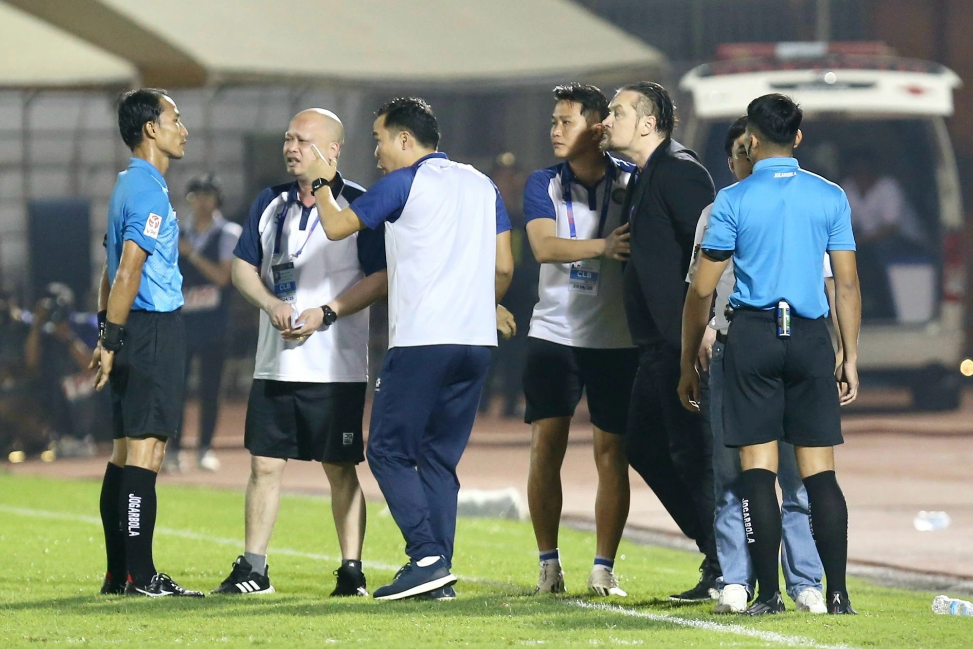 V-League đang rất hay, các HLV đừng phá nát bằng phản ứng vô trách nhiệm V-League đang rất hay, các HLV đừng phá nát bằng phản ứng vô trách nhiệm