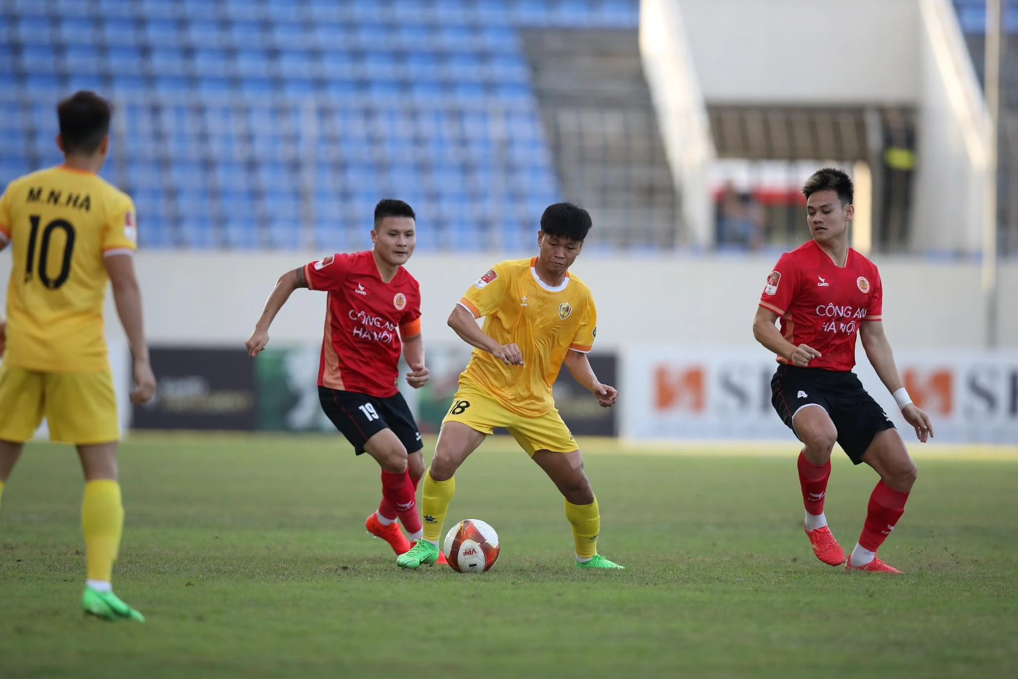 V-League gay cấn: Văn Thanh thẻ đỏ, HLV Kiatisak và CLB CAHN thua trận thứ hai liên tiếp