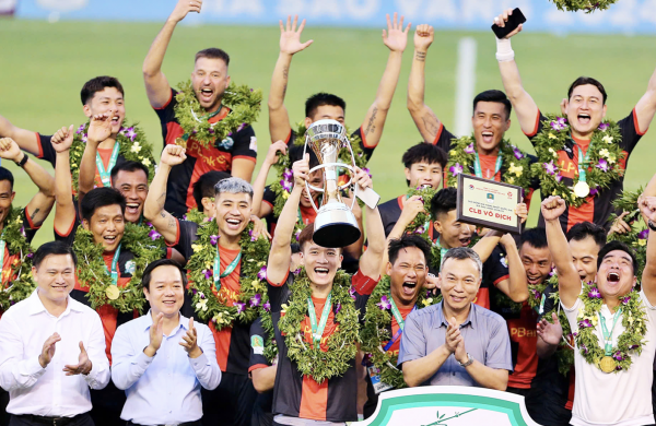 V-League mùa tới sẽ hay đây: Ninh Bình ‘tậu’ HLV Barcelona B, Nam Định có giữ nổi ngôi vương? V-League mùa tới sẽ hay đây: Ninh Bình ‘tậu’ HLV Barcelona B, Nam Định có giữ nổi ngôi vương?