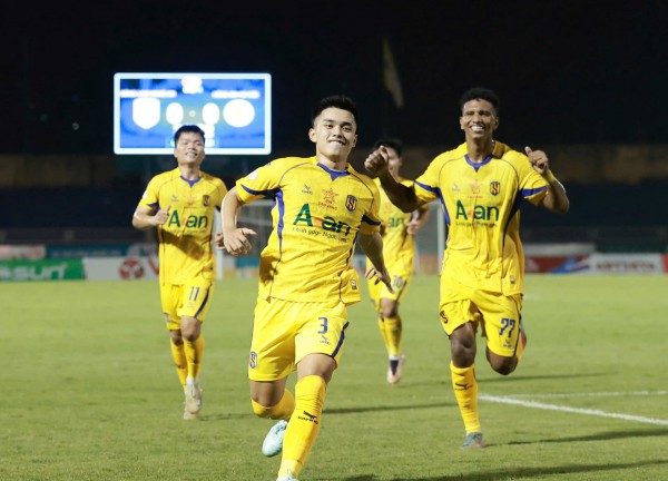 V-League nóng hầm hập với cuộc đua của 'ngũ... khổ tướng': HAGL đáy bảng nhưng le lói ánh sáng V-League nóng hầm hập với cuộc đua của 'ngũ... khổ tướng': HAGL đáy bảng nhưng le lói ánh sáng