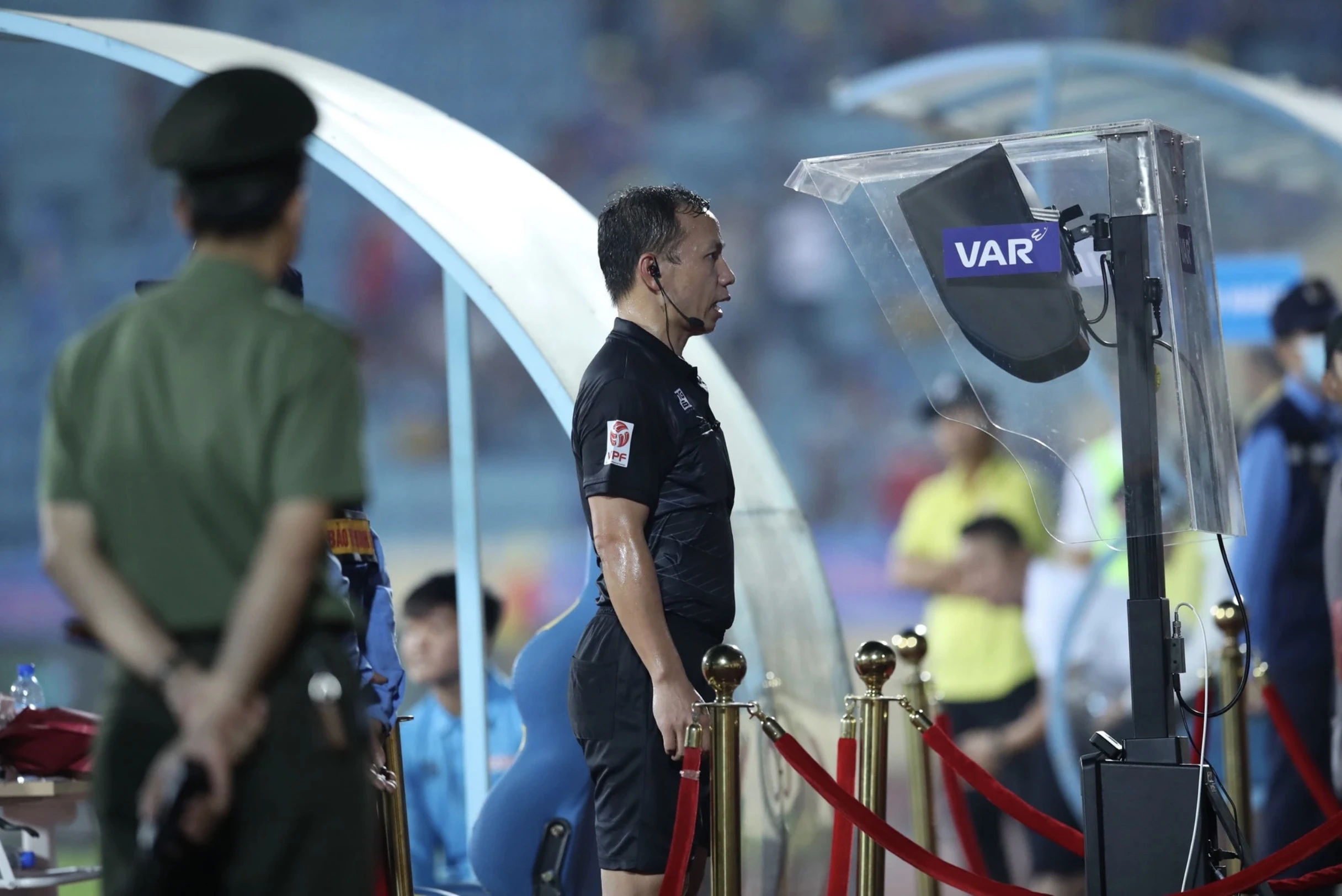 VAR xuất hiện ở hai điểm cực nóng vòng 20 V-League, HLV Vũ Hồng Việt lại ‘đỏ’?