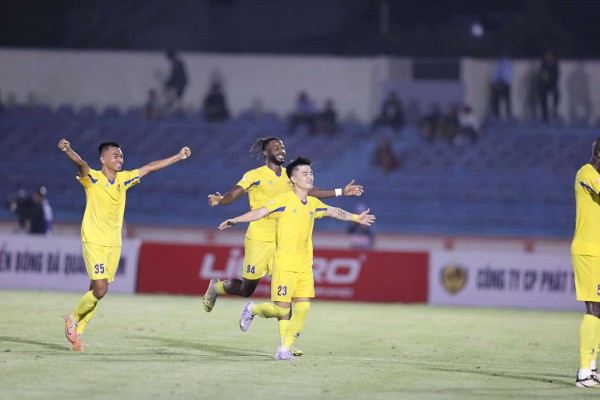 VPF làm việc khẩn với đội Quảng Nam, Bình Phước của Công Phượng chưa sẵn sàng thăng hạng? VPF làm việc khẩn với đội Quảng Nam, Bình Phước của Công Phượng chưa sẵn sàng thăng hạng?