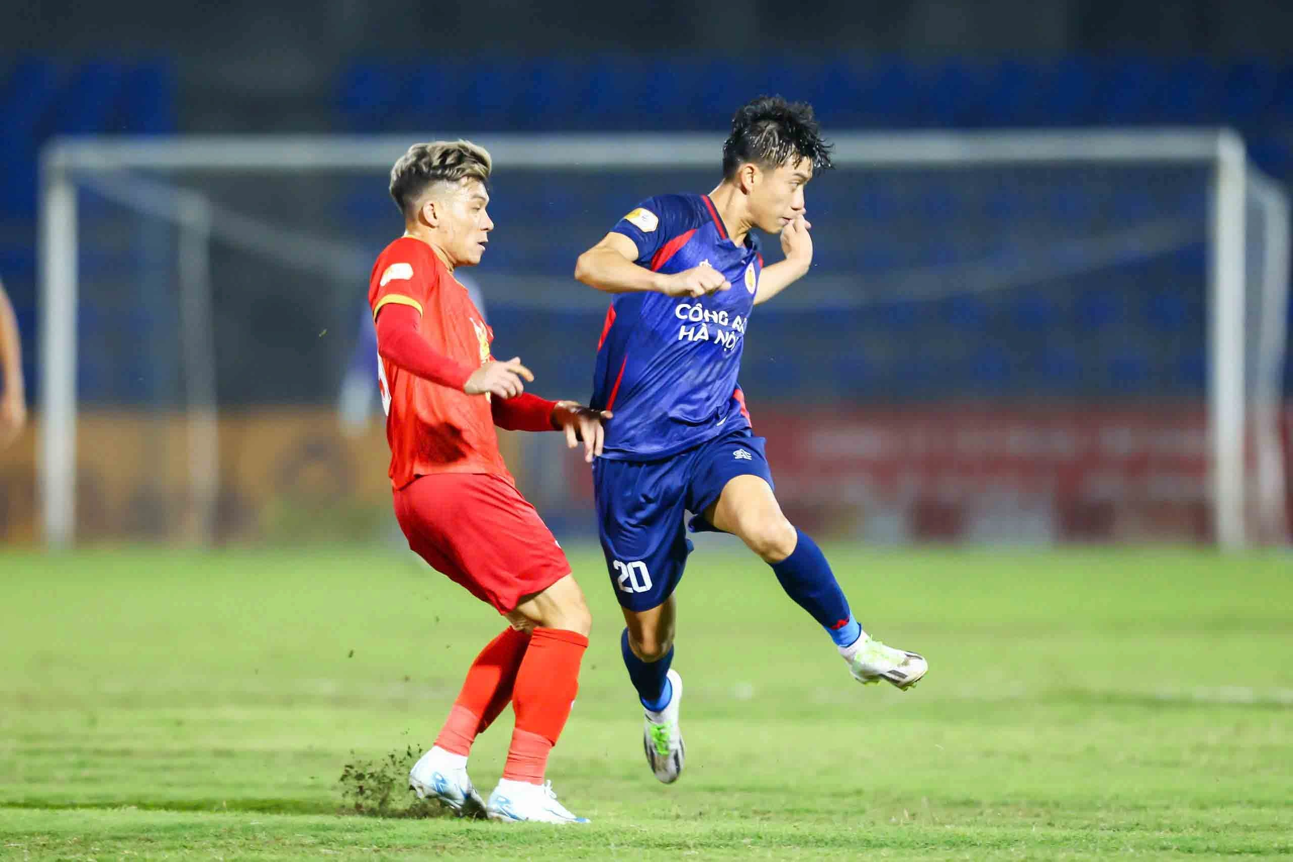 VPF mạnh tay về mặt sân xấu tại V-League VPF mạnh tay về mặt sân xấu tại V-League