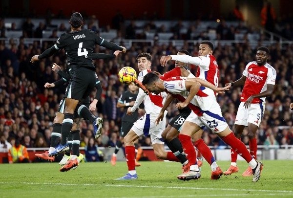 Van Dijk đóng vai ‘chàng hề’, Liverpool bị Arsenal ngắt mạch thắng: Mất luôn ngôi đầu