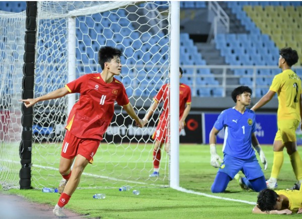 Văn Dương cầu thủ xuất sắc nhất trận chung kết tri ân nhân vật đặc biệt, đó là