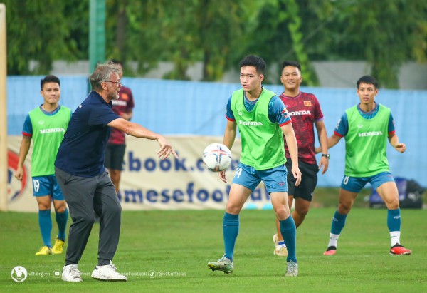 Văn Toàn hứng khởi trong ngày tái ngộ các đồng đội tại đội tuyển Việt Nam