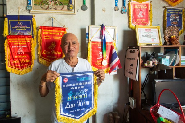 VĐV 76 tuổi đạp xe 'Chung tay kiến tạo hòa bình' tri ân người ông liệt sĩ