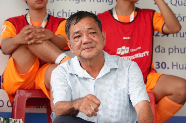 Vợ chồng U.60 đến đất sen hồng cổ vũ 'Ronaldo béo' tại TNSV THACO cup 2026