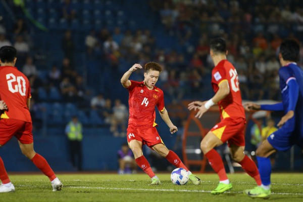 Vui buồn phong độ tuyển thủ Việt Nam, HLV Kim Sang-sik cũng đau đầu