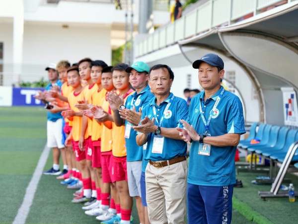 Vượt qua lời nguyền nhà vô địch