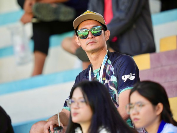 Xem giải sinh viên, Diễn viên Huy Khánh bồi hồi nhớ thời 'đi chân trần, đá bóng nhựa'