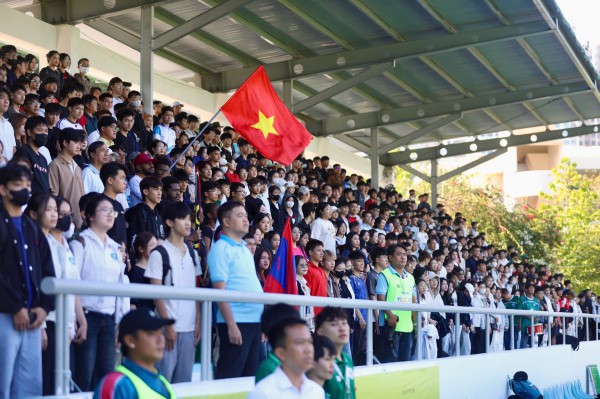 Xem giải sinh viên, Diễn viên Huy Khánh bồi hồi nhớ thời 'đi chân trần, đá bóng nhựa'