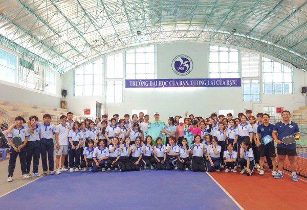 Xem giải sinh viên, Diễn viên Huy Khánh bồi hồi nhớ thời 'đi chân trần, đá bóng nhựa'