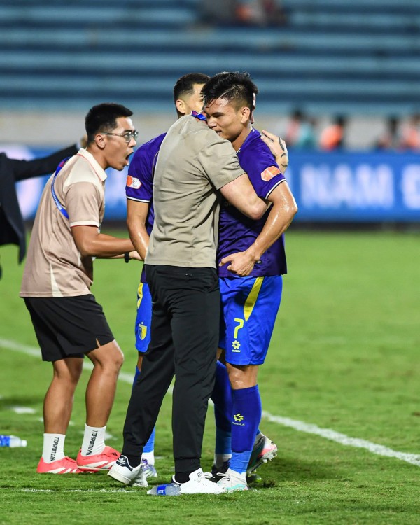 Xuân Mạnh ghi siêu phẩm, CLB Hà Nội và huyền thoại Harry Kewell hòa thót tim Nam Định Xuân Mạnh ghi siêu phẩm, CLB Hà Nội và huyền thoại Harry Kewell hòa thót tim Nam Định