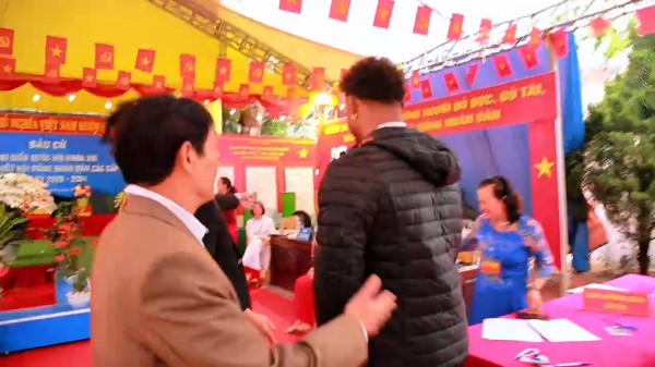 Xuân Son lần đầu đi bầu cử ở Việt Nam: ‘Tôi vô cùng tự hào’ Xuân Son lần đầu đi bầu cử ở Việt Nam: ‘Tôi vô cùng tự hào’