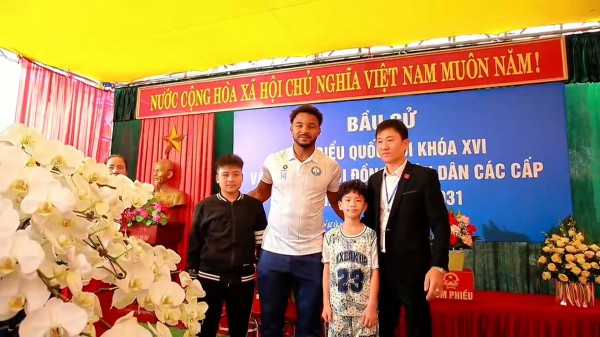 Xuân Son lần đầu đi bầu cử ở Việt Nam: ‘Tôi vô cùng tự hào’ Xuân Son lần đầu đi bầu cử ở Việt Nam: ‘Tôi vô cùng tự hào’