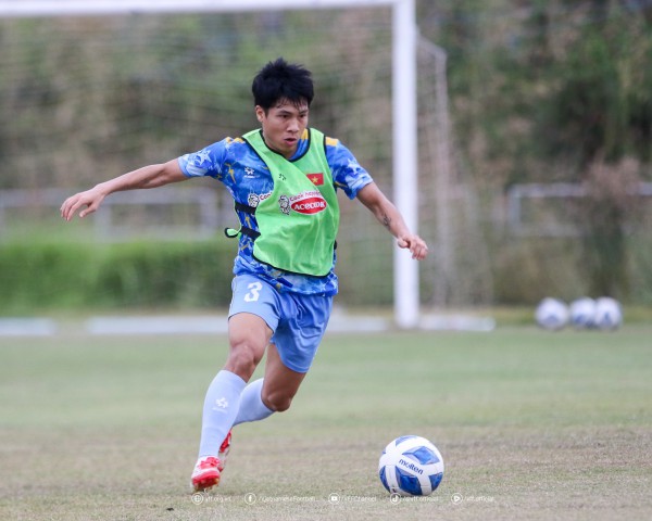 Xuân Son rê bóng, đồng đội trầm trồ ngắm nhìn: Chắc chắn đá trận gặp Lào Xuân Son rê bóng, đồng đội trầm trồ ngắm nhìn: Chắc chắn đá trận gặp Lào