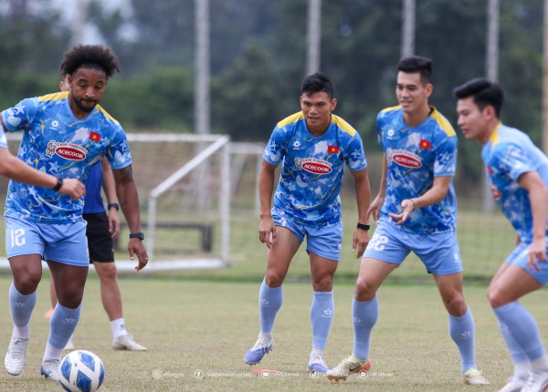 Xuân Son rê bóng, đồng đội trầm trồ ngắm nhìn: Chắc chắn đá trận gặp Lào Xuân Son rê bóng, đồng đội trầm trồ ngắm nhìn: Chắc chắn đá trận gặp Lào