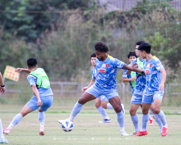 Xuân Son rê bóng, đồng đội trầm trồ ngắm nhìn: Chắc chắn đá trận gặp Lào Xuân Son rê bóng, đồng đội trầm trồ ngắm nhìn: Chắc chắn đá trận gặp Lào