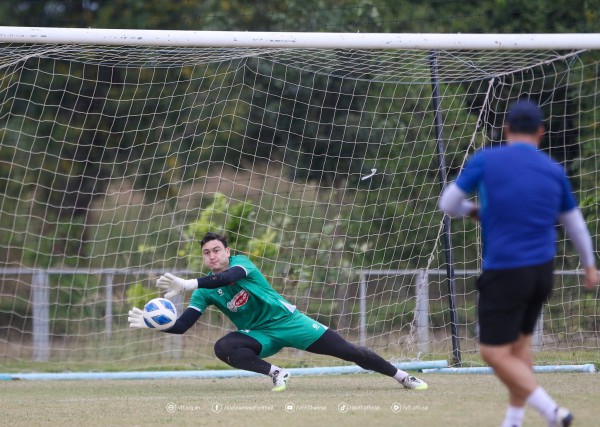 Xuân Son rê bóng, đồng đội trầm trồ ngắm nhìn: Chắc chắn đá trận gặp Lào Xuân Son rê bóng, đồng đội trầm trồ ngắm nhìn: Chắc chắn đá trận gặp Lào