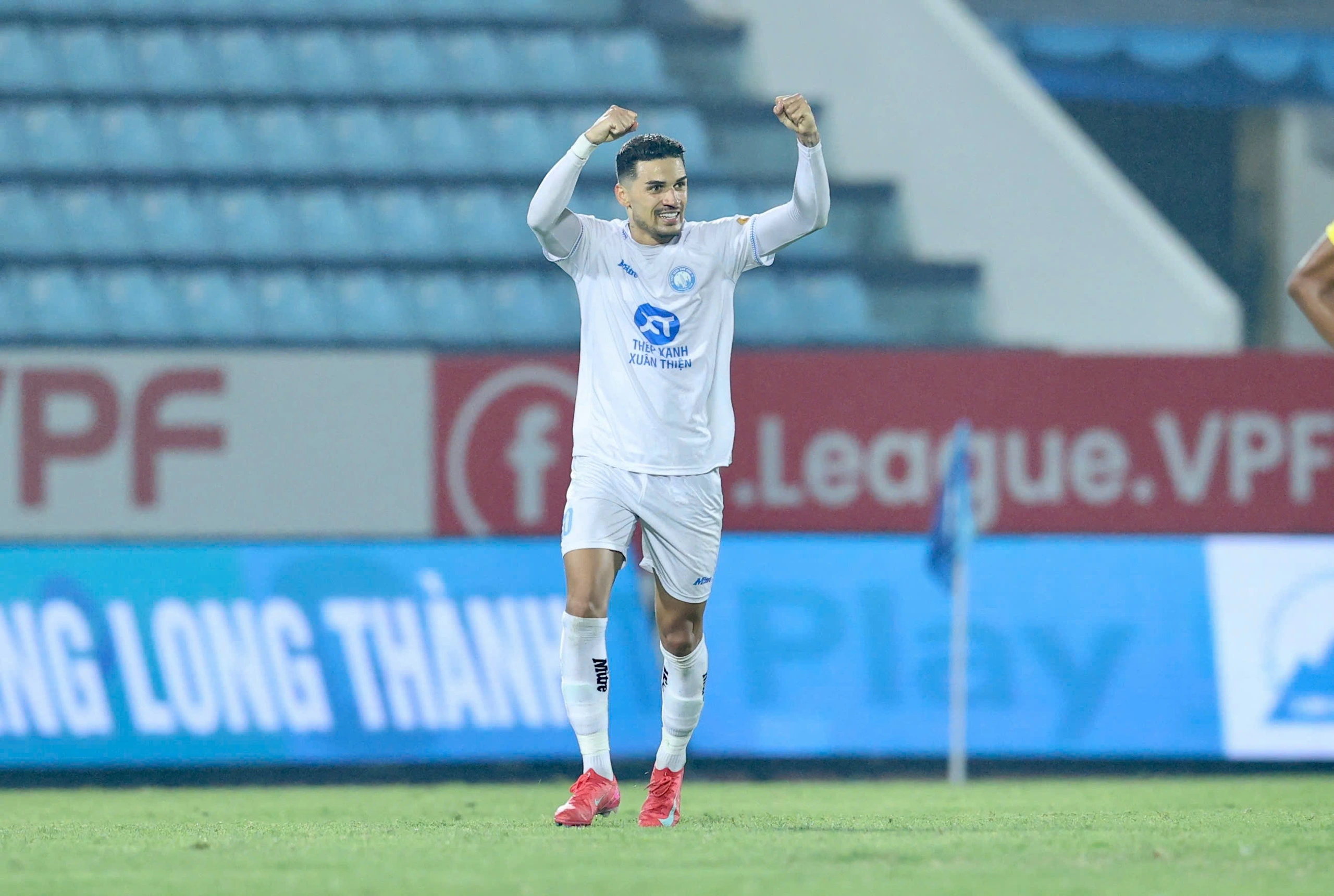 Xuân Son vắng mặt, có ngay Hendrio tỏa sáng: Nam Định ngược dòng thắng ngoạn mục Hà Nội Xuân Son vắng mặt, có ngay Hendrio tỏa sáng: Nam Định ngược dòng thắng ngoạn mục Hà Nội