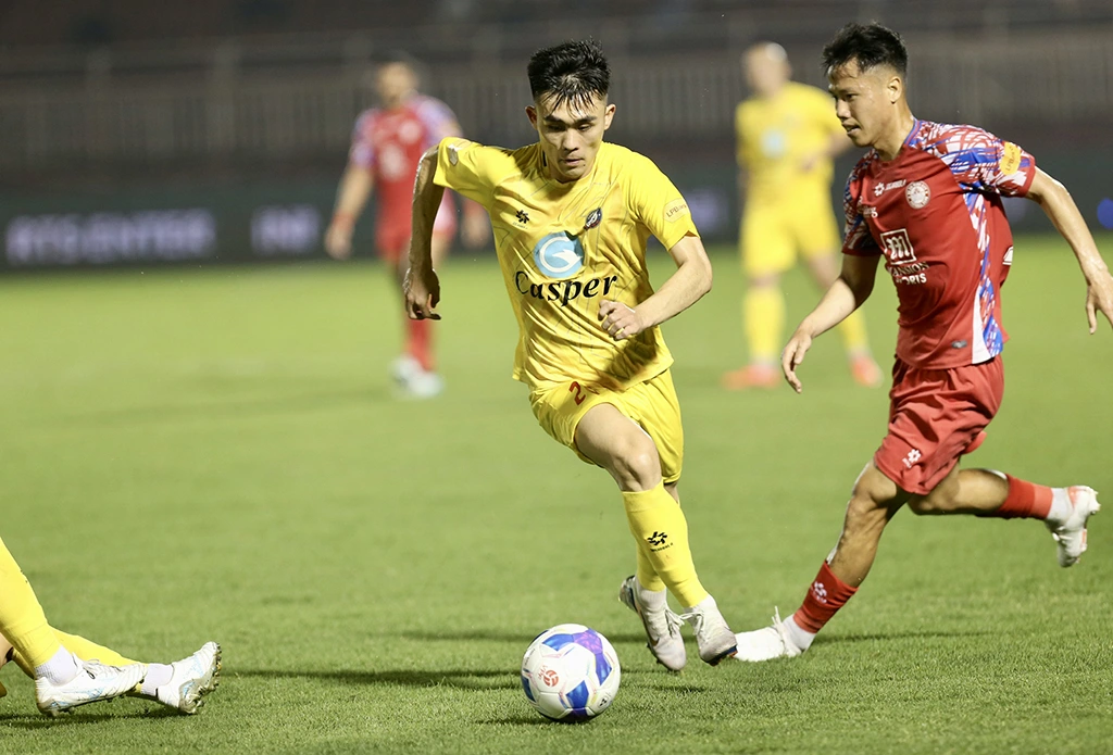 Xuất hiện trận đấu ‘độc lạ’ nhất lịch sử V-League, ngôi đầu đổi chủ? Xuất hiện trận đấu ‘độc lạ’ nhất lịch sử V-League, ngôi đầu đổi chủ?