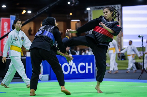 Xúc động hình ảnh nữ võ sĩ Việt Nam tự nắn ngón chân vì giãn dây chằng, tiếp tục chiến đấu Xúc động hình ảnh nữ võ sĩ Việt Nam tự nắn ngón chân vì giãn dây chằng, tiếp tục chiến đấu