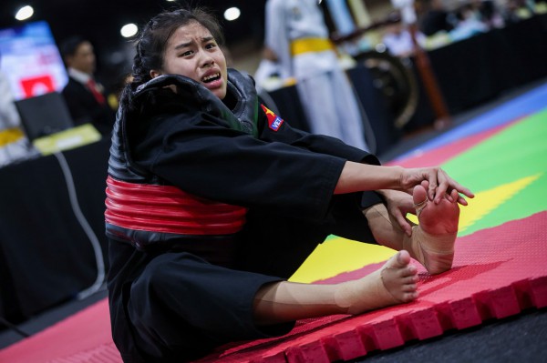 Xúc động hình ảnh nữ võ sĩ Việt Nam tự nắn ngón chân vì giãn dây chằng, tiếp tục chiến đấu Xúc động hình ảnh nữ võ sĩ Việt Nam tự nắn ngón chân vì giãn dây chằng, tiếp tục chiến đấu