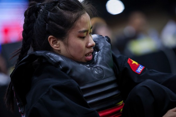 Xúc động hình ảnh nữ võ sĩ Việt Nam tự nắn ngón chân vì giãn dây chằng, tiếp tục chiến đấu Xúc động hình ảnh nữ võ sĩ Việt Nam tự nắn ngón chân vì giãn dây chằng, tiếp tục chiến đấu