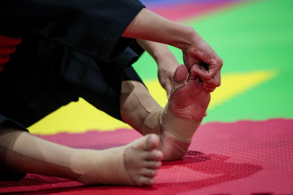 Xúc động hình ảnh nữ võ sĩ Việt Nam tự nắn ngón chân vì giãn dây chằng, tiếp tục chiến đấu Xúc động hình ảnh nữ võ sĩ Việt Nam tự nắn ngón chân vì giãn dây chằng, tiếp tục chiến đấu