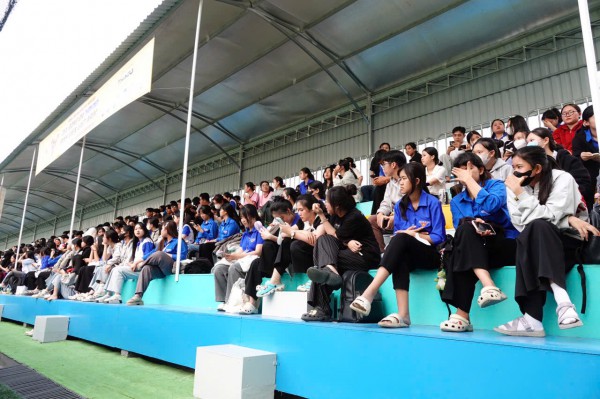 Áo xanh thanh niên ‘phủ sóng’ sân Đồng Tháp giải TNSV THACO cup 2026 Áo xanh thanh niên ‘phủ sóng’ sân Đồng Tháp giải TNSV THACO cup 2026