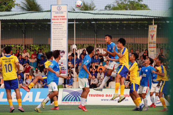 Áo xanh thanh niên ‘phủ sóng’ sân Đồng Tháp giải TNSV THACO cup 2026 Áo xanh thanh niên ‘phủ sóng’ sân Đồng Tháp giải TNSV THACO cup 2026
