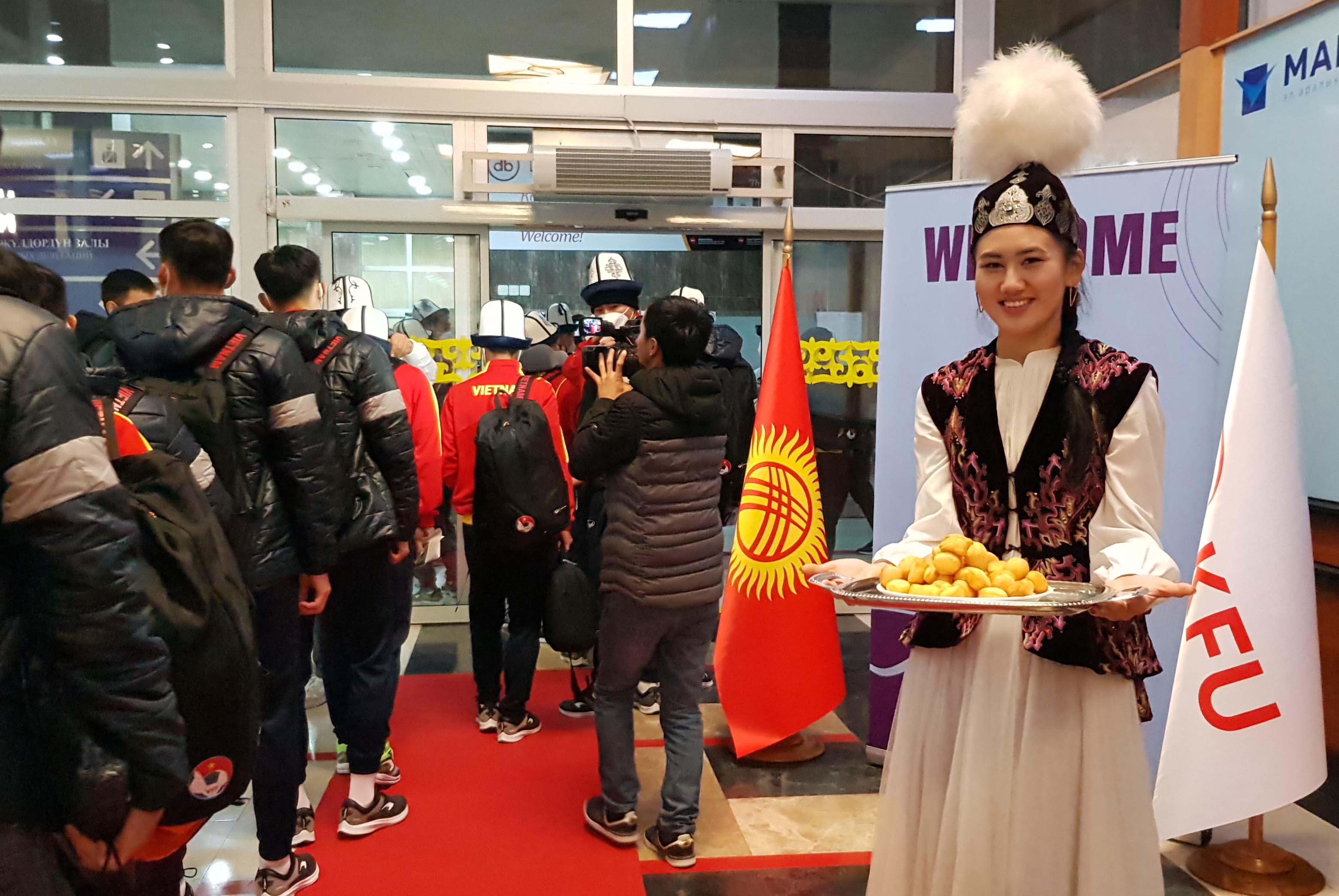 ĐT U23 Việt Nam được đón tiếp chu đáo khi đặt chân tới Bishkek, Kyrgyzstan