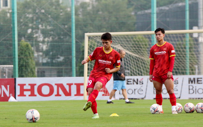 ĐT Việt Nam bắt đầu rèn chiến thuật, Bùi Tiến Dũng tiết lộ mục tiêu trước Borussia Dortmund
