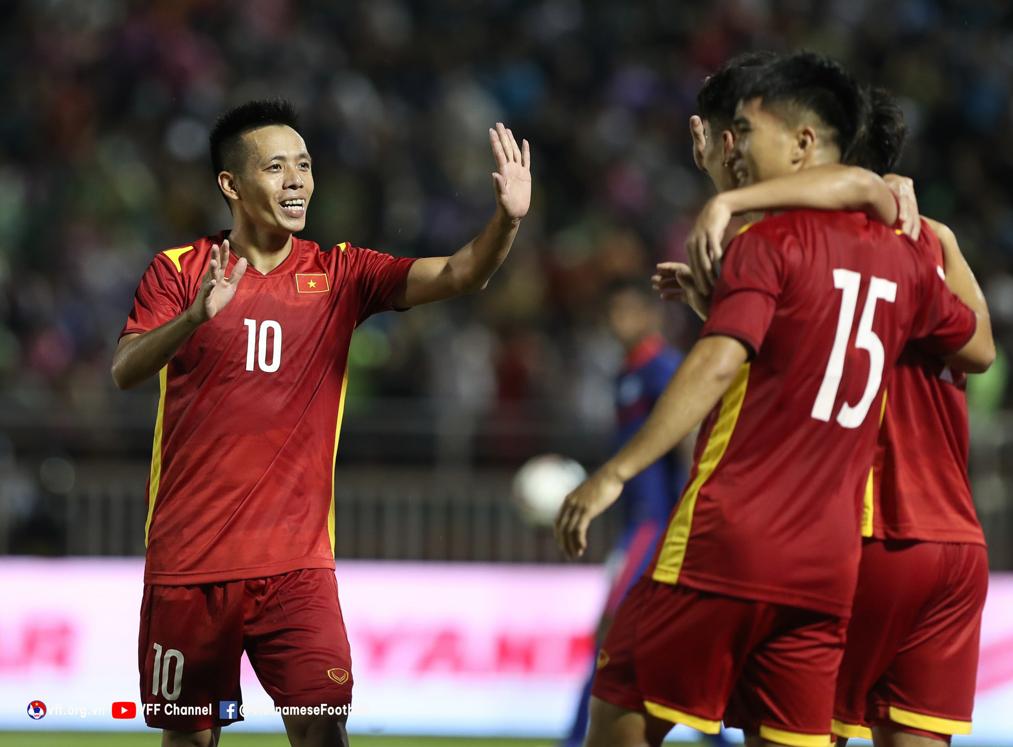 ĐT Việt Nam giành chiến thắng “4 sao” trước ĐT Singapore