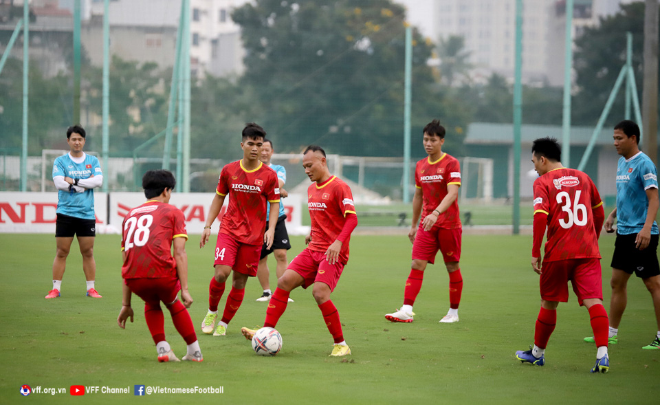 ĐT Việt Nam tập buổi đầu tiên, Quế Ngọc Hải mong chờ được thử tài với Borussia Dortmund