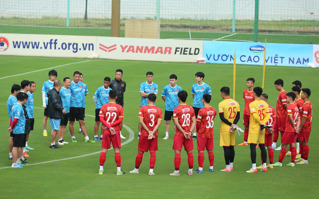 ĐT Việt Nam tập buổi đầu tiên, Quế Ngọc Hải mong chờ được thử tài với Borussia Dortmund