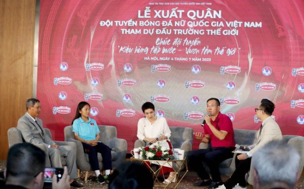 ĐT nữ Việt Nam giao lưu cùng 2 nhà vô địch thế giới