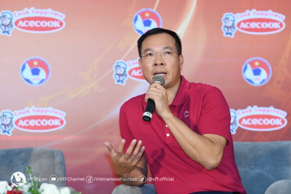 ĐT nữ Việt Nam giao lưu cùng 2 nhà vô địch thế giới