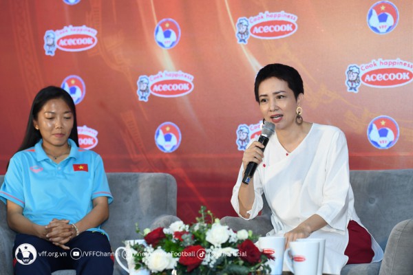 ĐT nữ Việt Nam giao lưu cùng 2 nhà vô địch thế giới