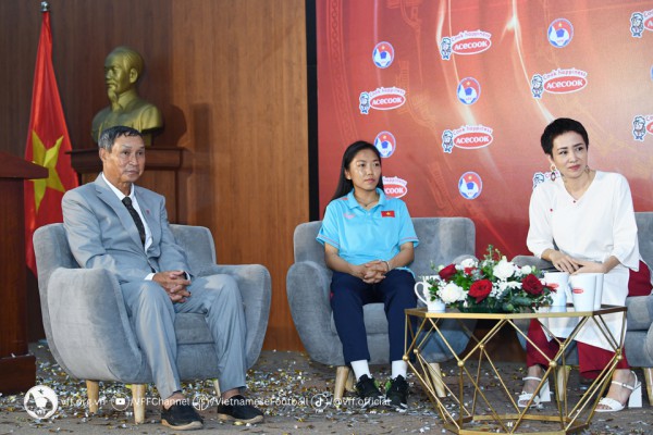 ĐT nữ Việt Nam giao lưu cùng 2 nhà vô địch thế giới