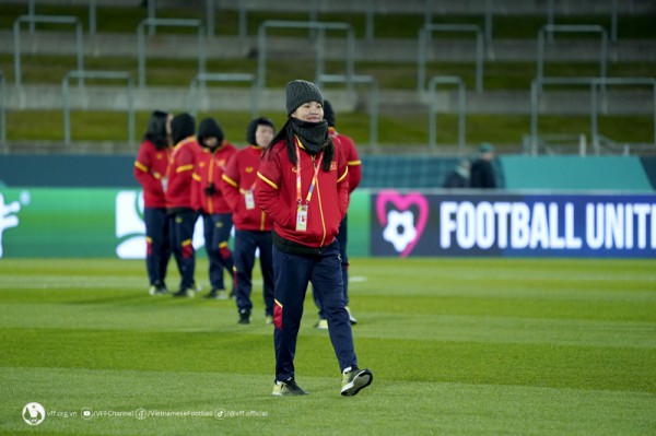 ĐT nữ Việt Nam tập bóng bổng trước trận đấu với Bồ Đào Nha