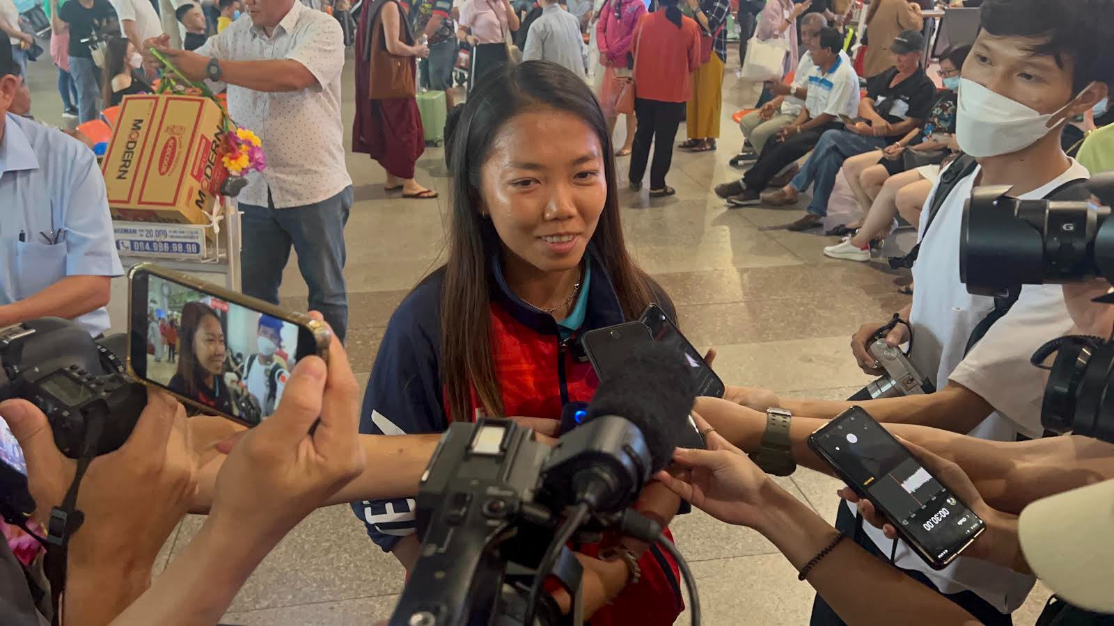 ĐT nữ Việt Nam trở về trong vòng tay người hâm mộ