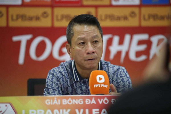 Đà Nẵng thiếu người vẫn thắng khó tin, tạm thoát đáy bảng: HLV Quảng Nam xin từ chức Đà Nẵng thiếu người vẫn thắng khó tin, tạm thoát đáy bảng: HLV Quảng Nam xin từ chức