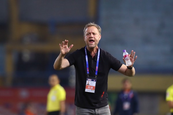 Đá thiếu người, CLB CAHN vẫn thắng CLB Công an TP.HCM: Đua vô địch rất 'nóng' Đá thiếu người, CLB CAHN vẫn thắng CLB Công an TP.HCM: Đua vô địch rất 'nóng'